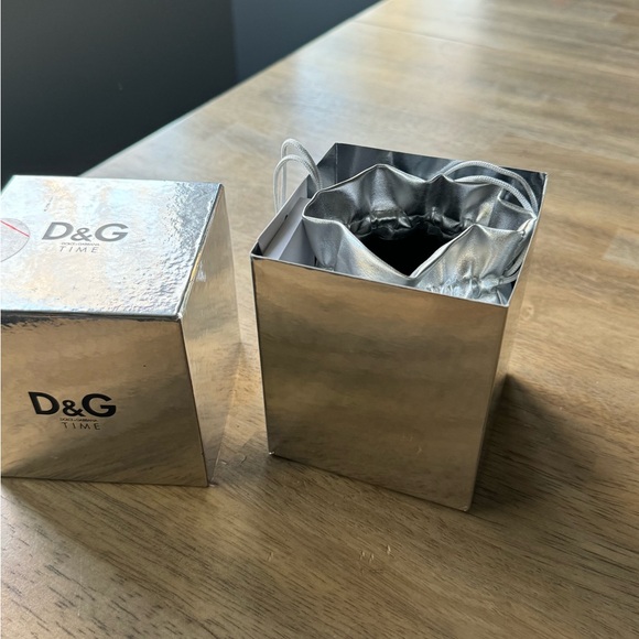 D&G GLORIA WHITE LEATHER AND CRYSTAL WOMENS WATCH DW0091 - Picture 8 of 9